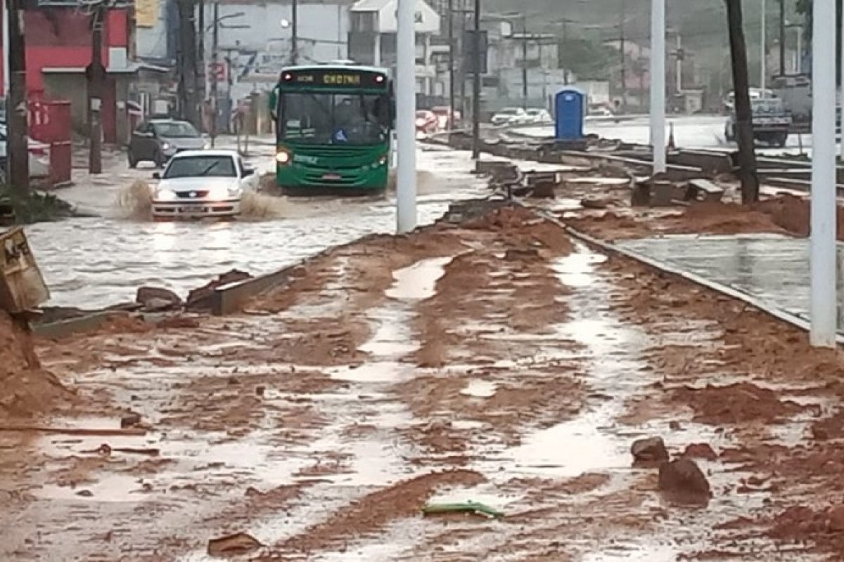 Salvador começa quarta-feira com chuva forte e ruas alagadas