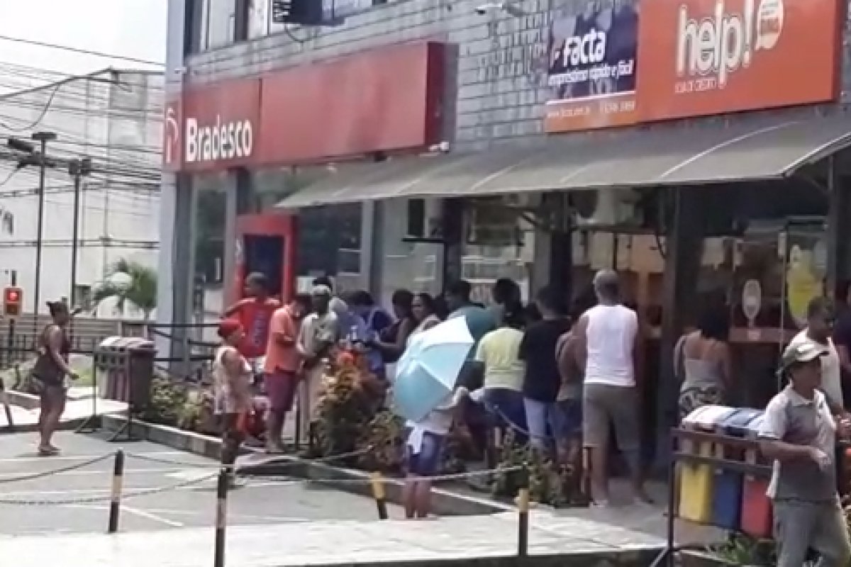 Vídeo: Farol da Bahia flagra fila em porta de banco em Simões Filho