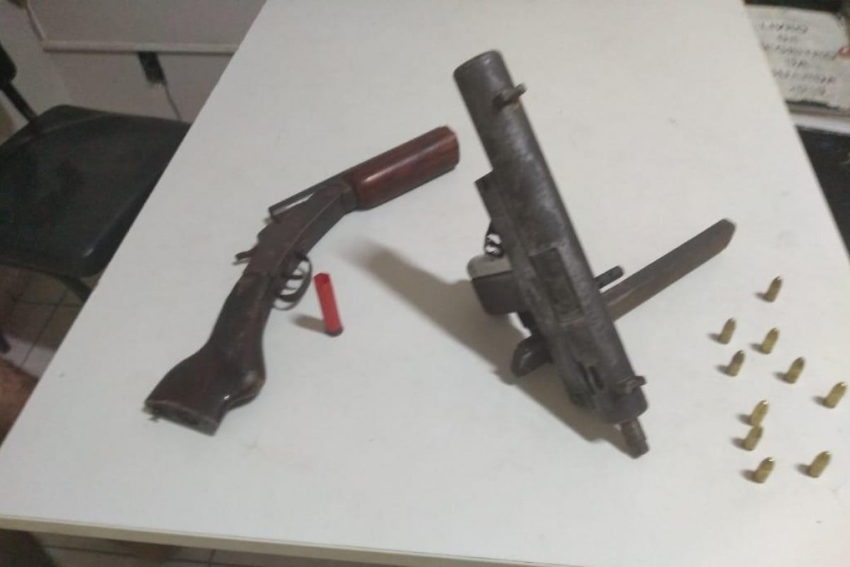 Adolescente é apreendido com metralhadora e espingarda