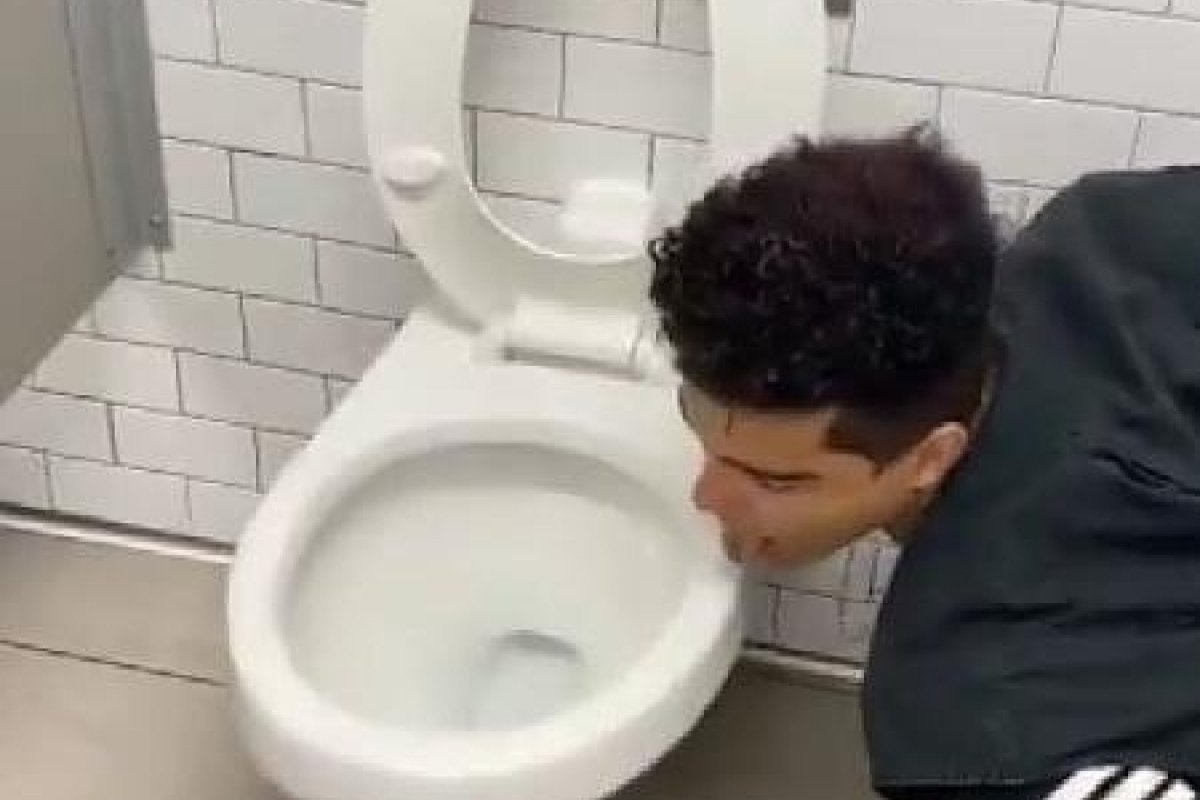 Influenciador digital teste positivo para coronavírus após lamber vaso sanitário