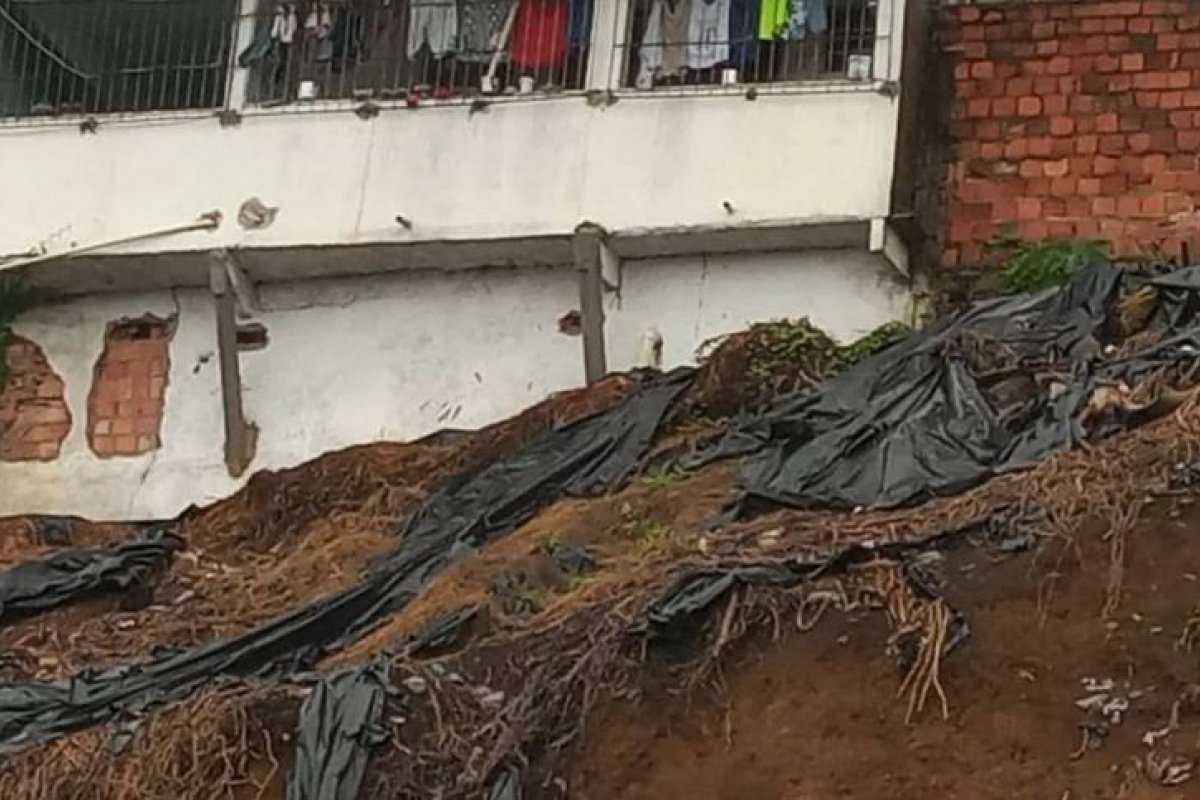 Deslizamento de terra próximo a casas da Vila Sabiá preocupa moradores do bairro da Calçada, em Salvador