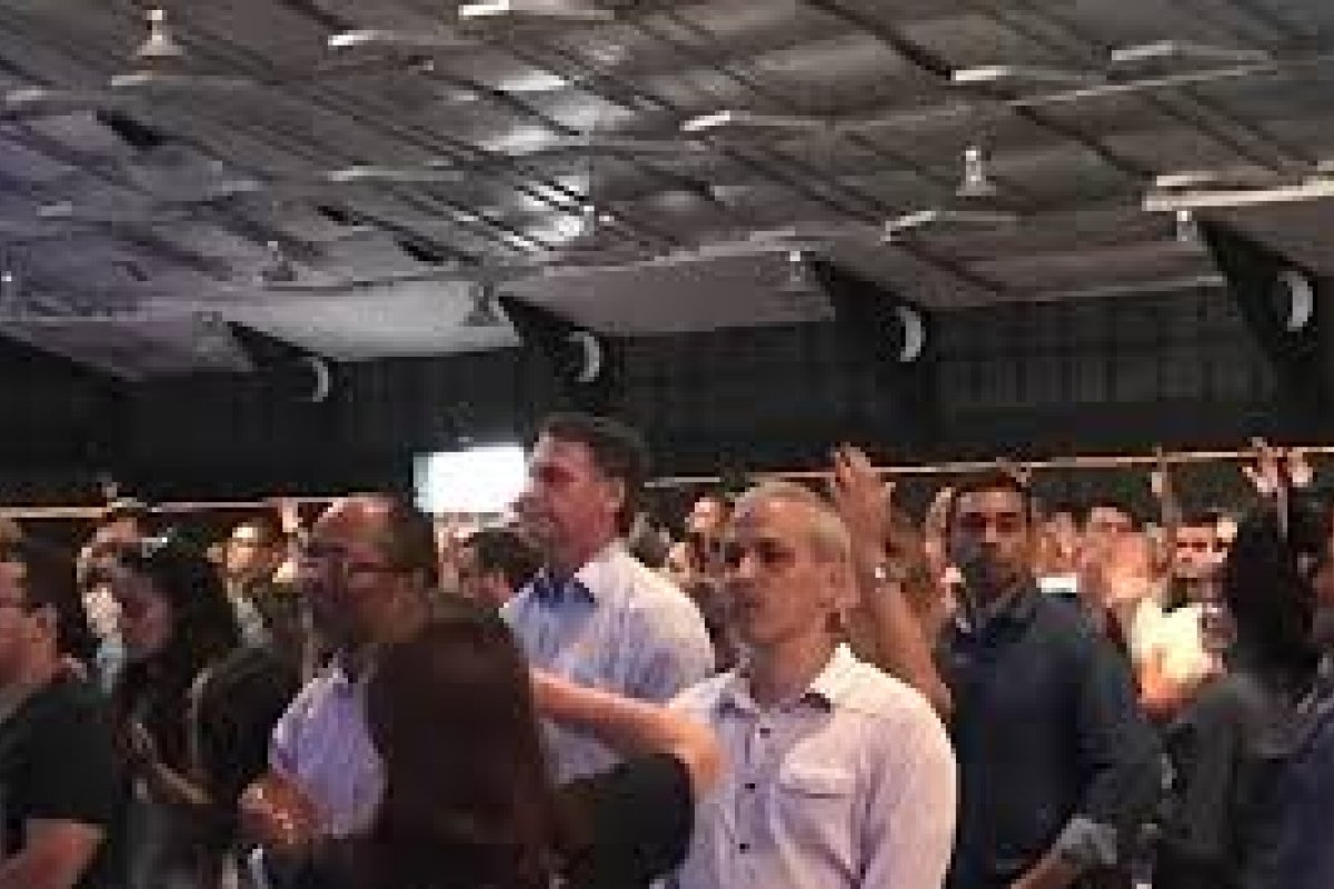 Bolsonaro autoriza o funcionamento de igreja e lotéricas durante a quarentena