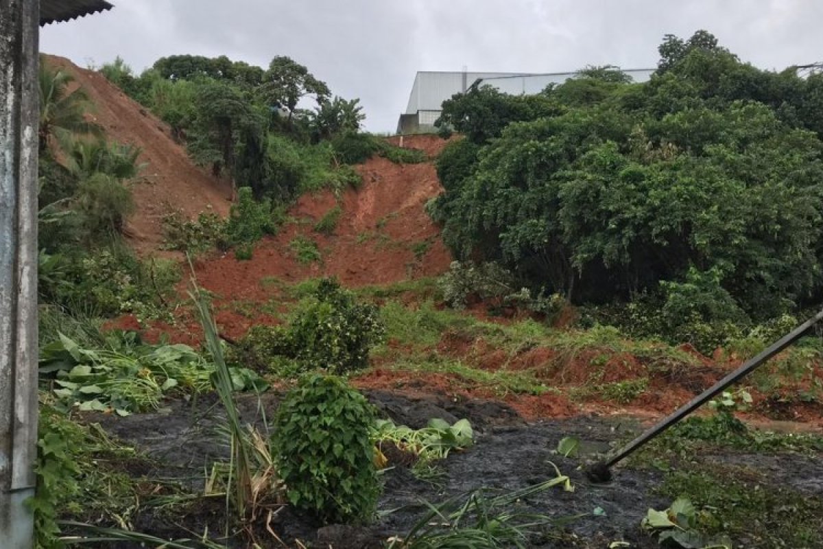Duas pessoas ficam feridas após desabamento de casas em Valéria