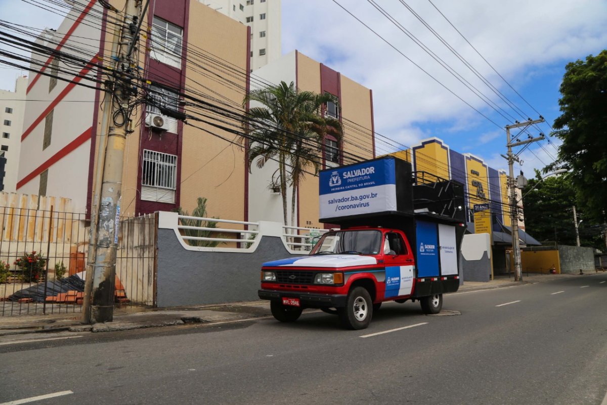 Prefeitura usa carros de som para alertar população sobre o coronavírus