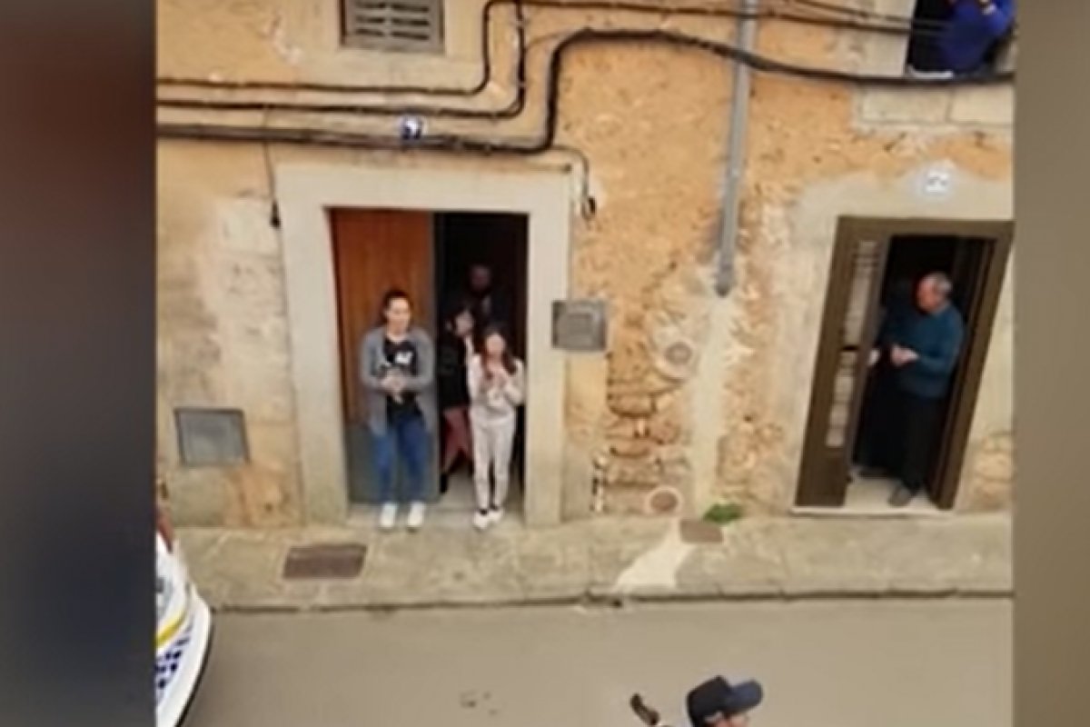 Policiais cantam e dançam para entreter população por causa pandemia do coronavírus