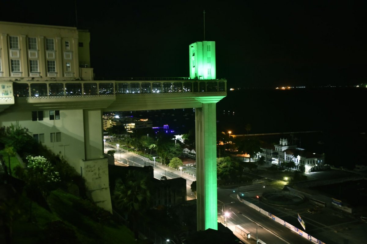 Profissionais da saúde recebem homenagem com Elevador Lacerda iluminado de verde