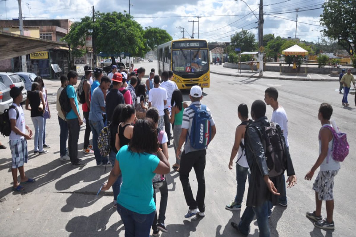 Homem morre e mulher é presa após confronto com policiais