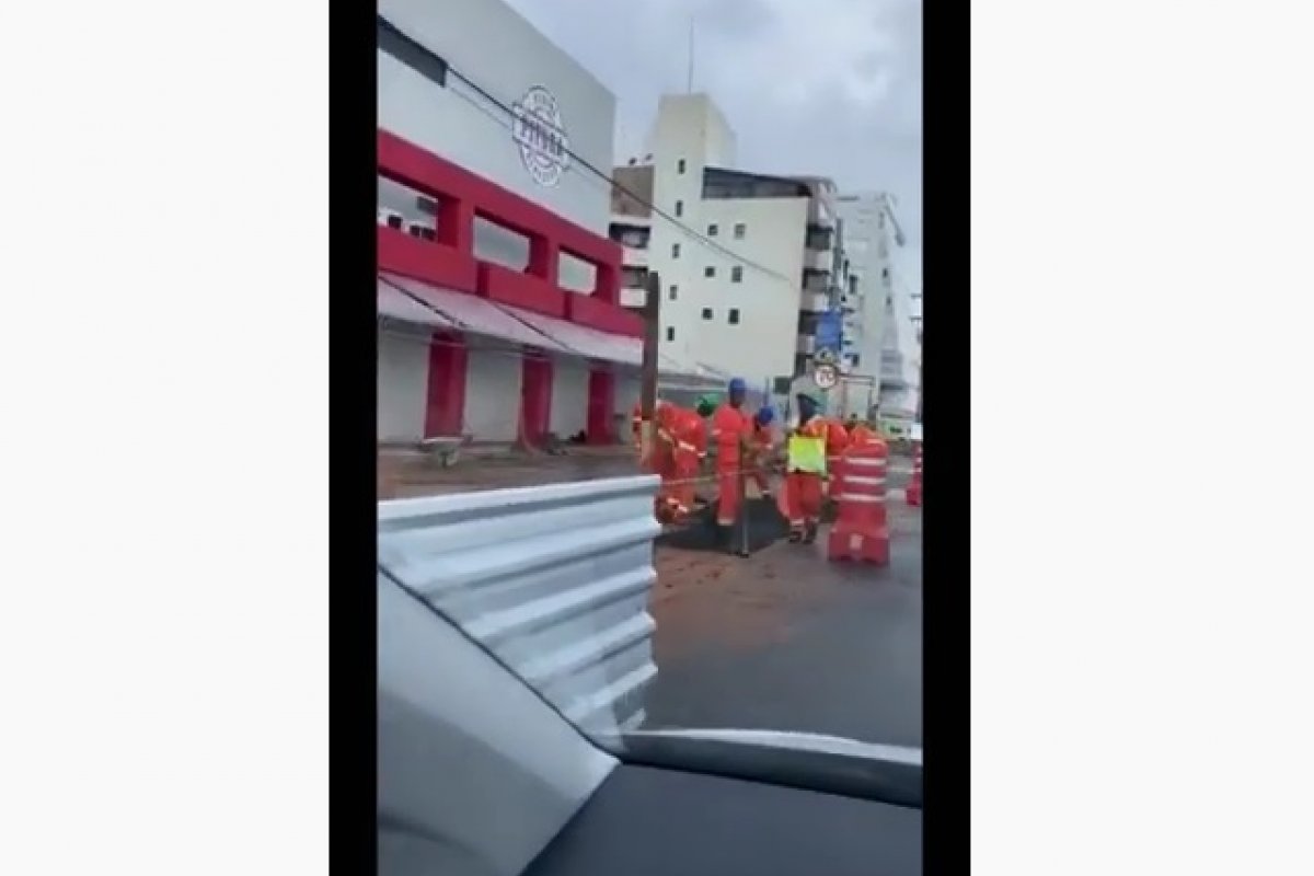 Veja vídeo: motorista flagra trabalhadores realizando obras em Salvador