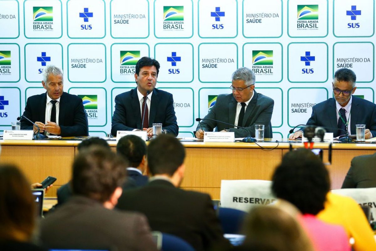 Governo convoca médicos cubanos para suporte no combate à pandemia da Covid-19