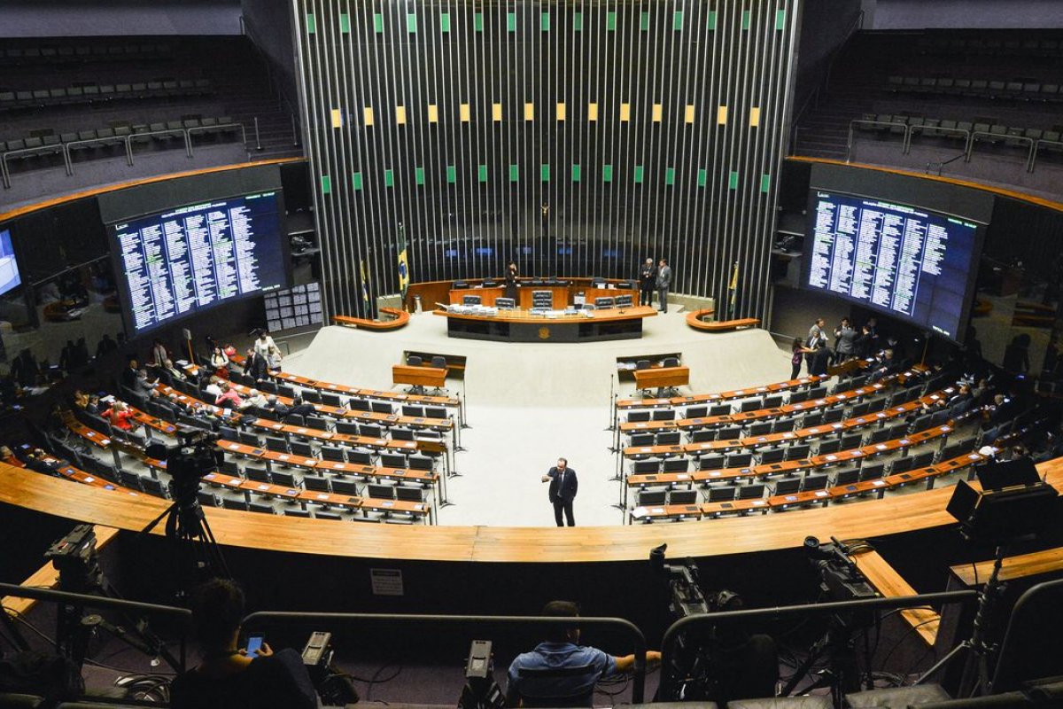 Covid-19: Câmara dos Deputados aprova renda de R$ 600 para vulneráveis