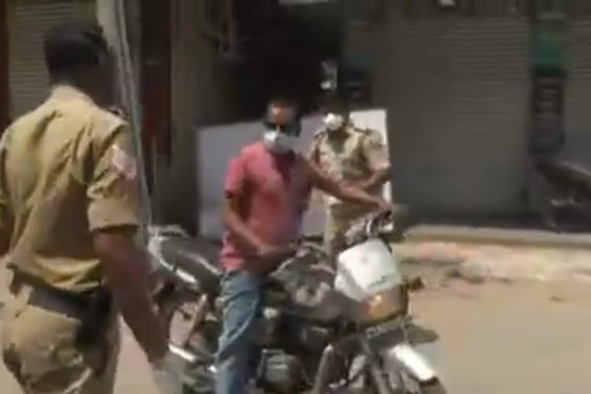 Veja vídeo: polícia da Índia pune quem não cumpre quarentena da Covid-19