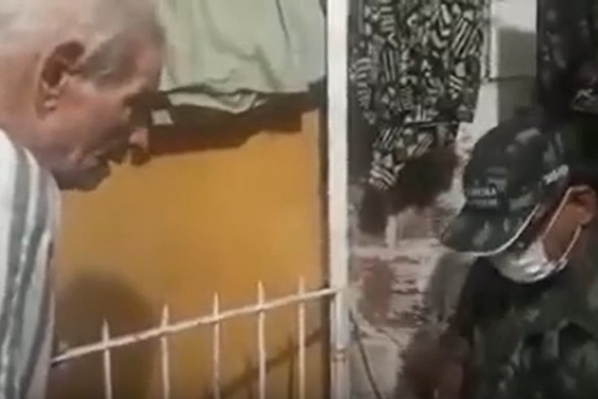 Filho se finge de militar para impedir que idoso saia de casa; confira vídeo