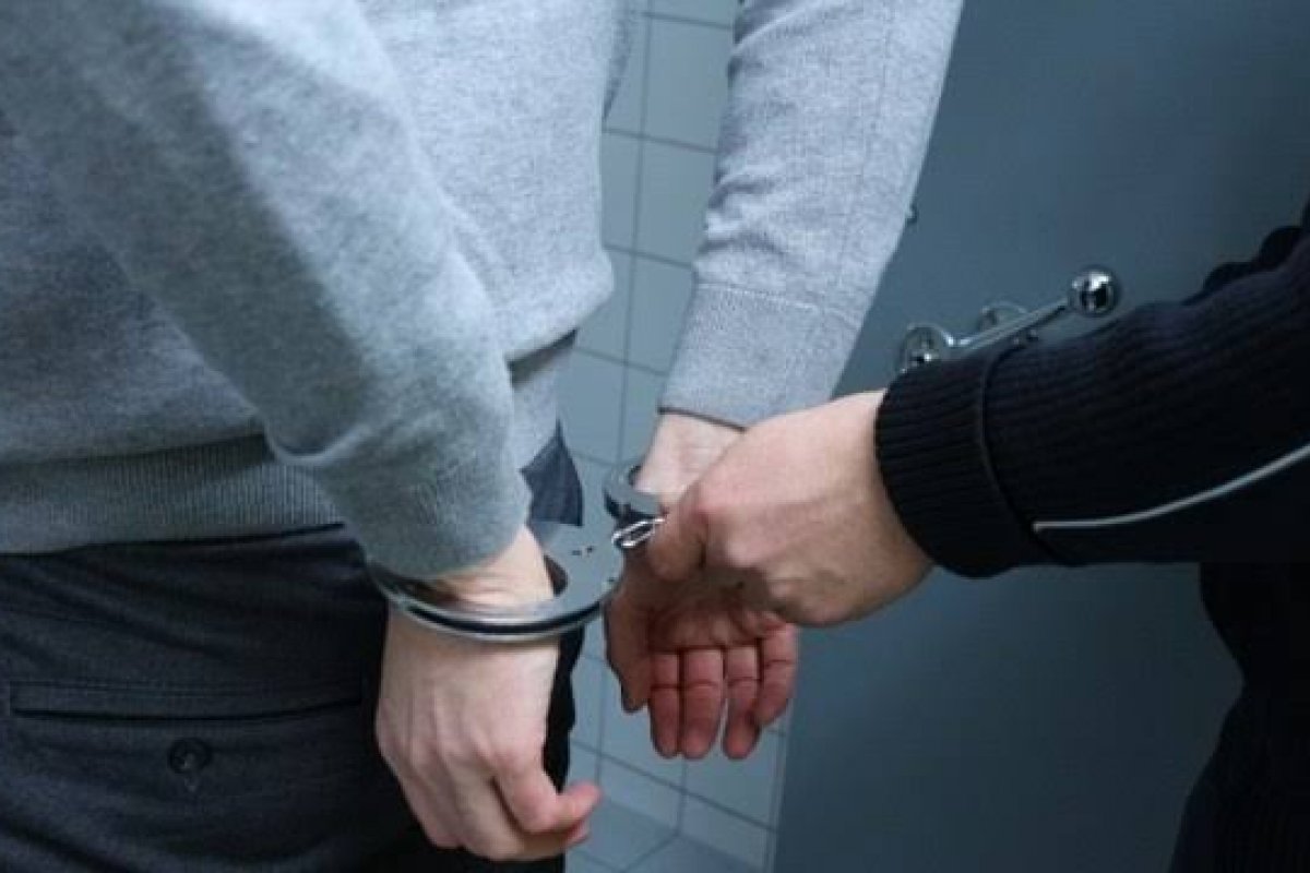 Quem tossir em policiais e lojistas do Reino Unido pode ser preso por 2 anos