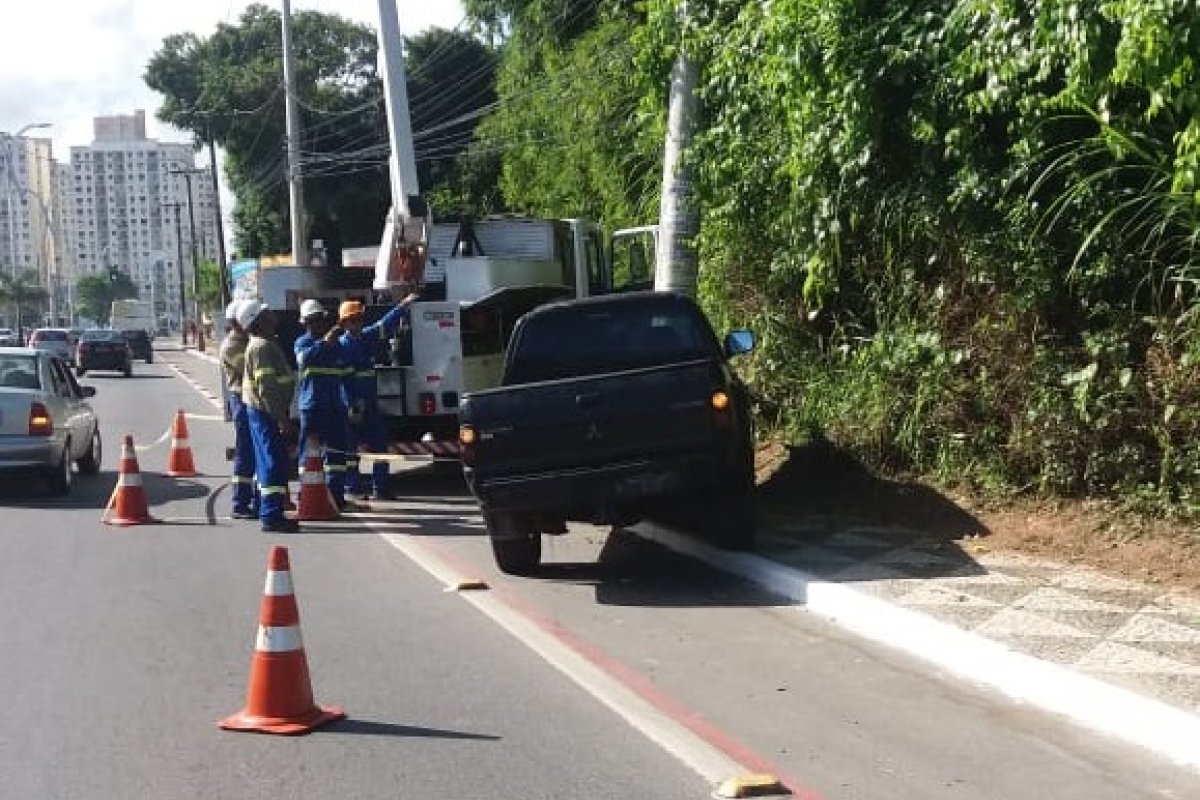 Carro bate em poste na Avenida Dorival Caymmi e deixa trânsito intenso na região