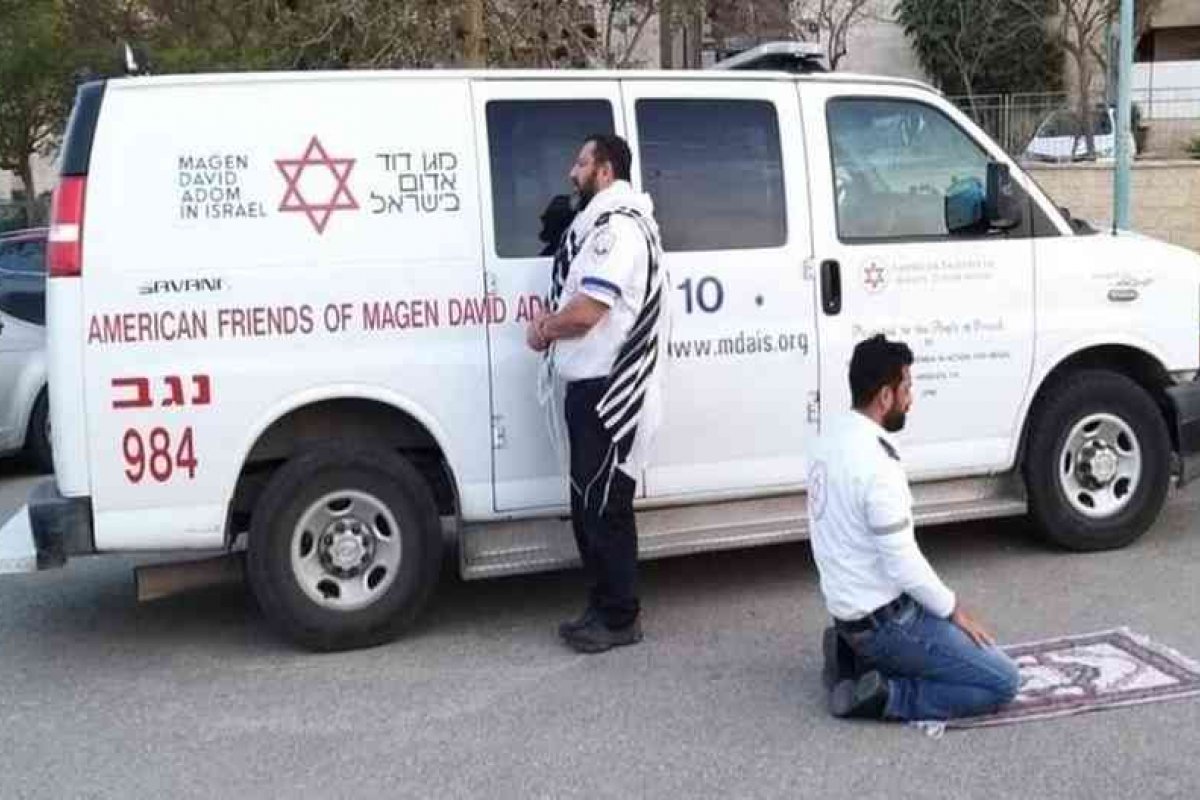 Coronavírus: paramédicos judeu e muçulmano rezam juntos e momento viraliza