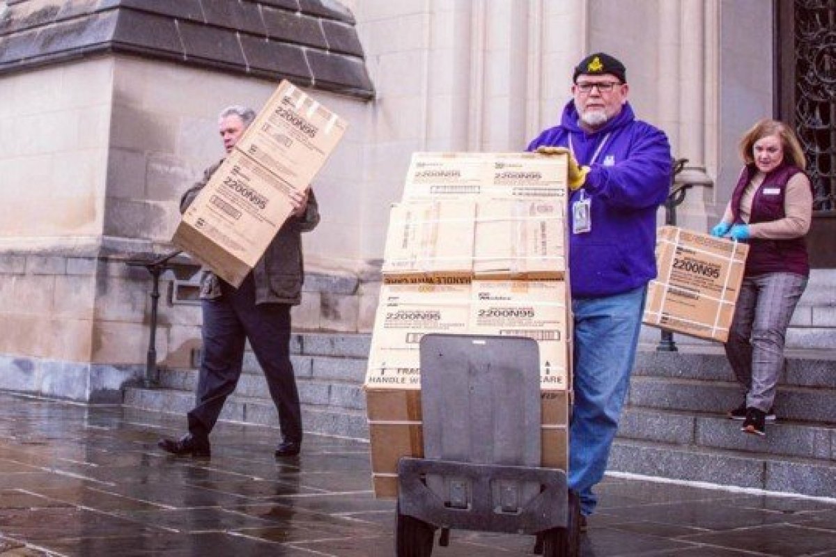 Catedral de Washington vai doar cinco mil máscaras encontradas por funcionário