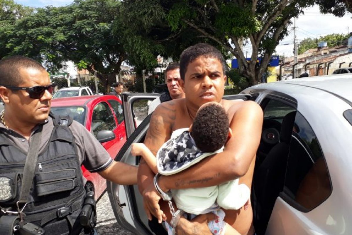 Homem faz criança de refém após resistir a prisão