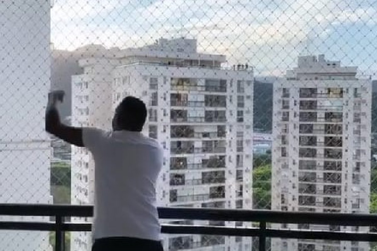 Mumuzinho faz show da varanda de casa durante isolamento pelo novo coronavírus, veja vídeo