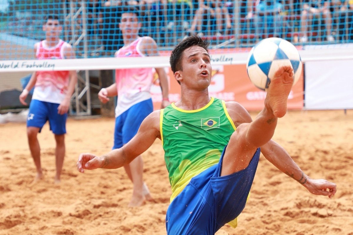 Filho de ex-jogador de clube mineiro representa o Brasil no Circuito Mundial de Futevôlei