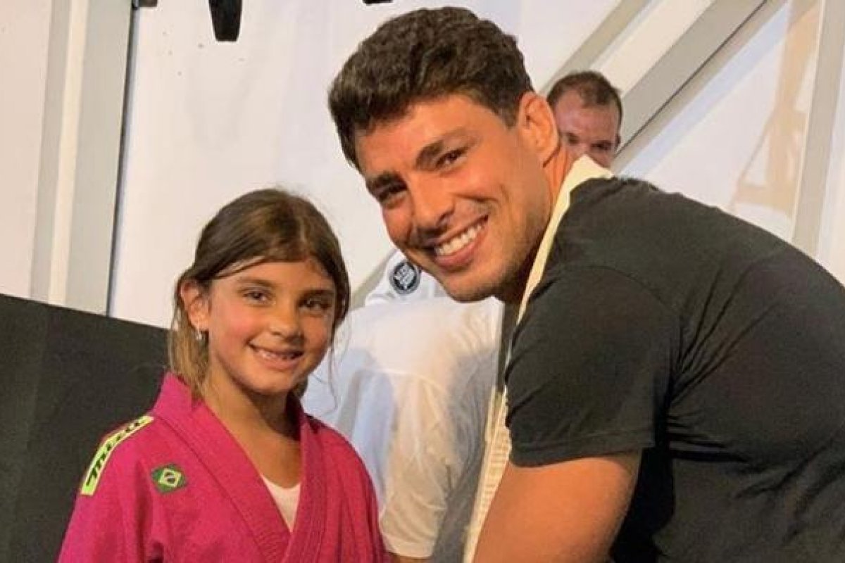 Cauã Reymond curte o final de semana ao lado de sua filha, Sofia