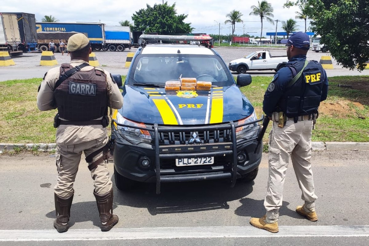 Polícia apreende droga em para-choque de veículo