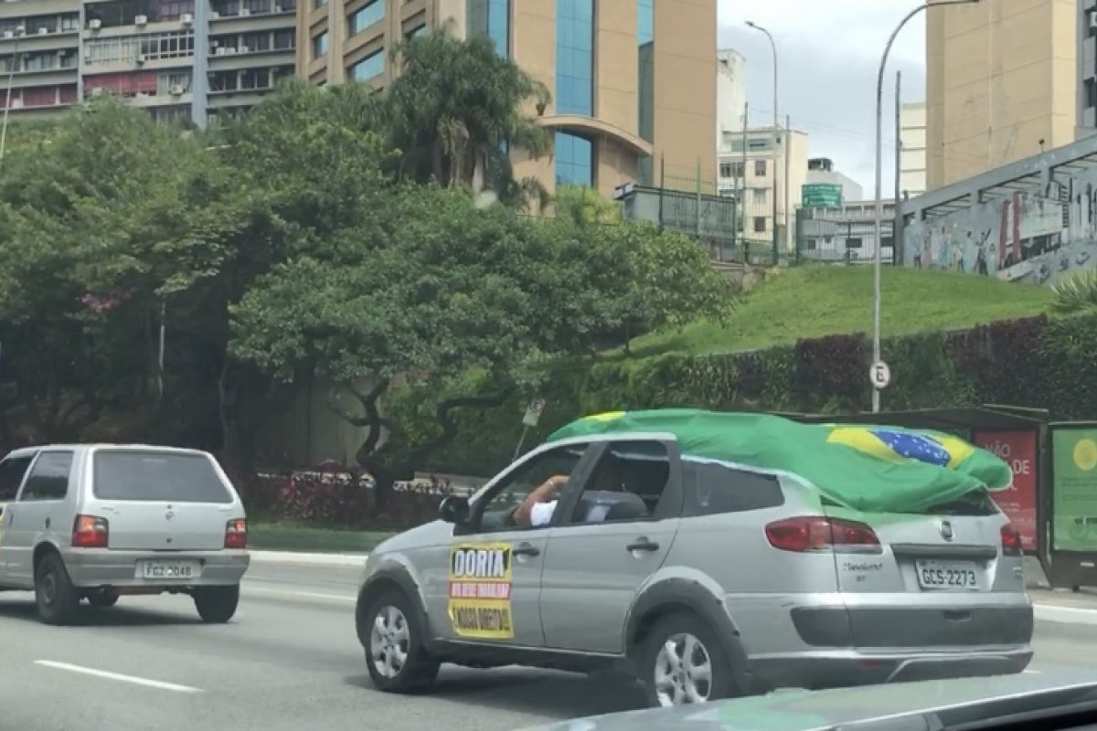 SP tem carreata pedindo reabertura do comércio 