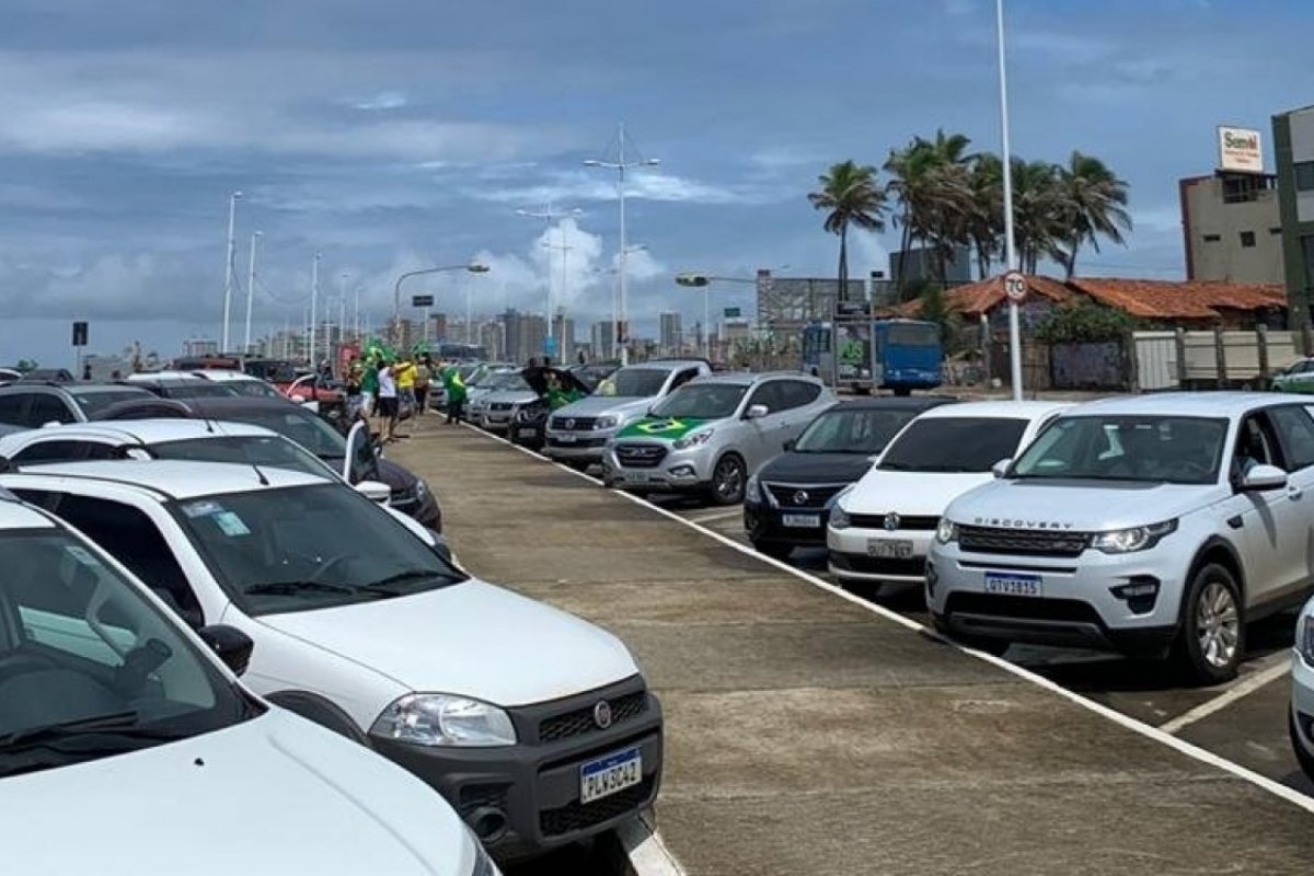 Manifestantes fazem protesto contra o fechamento do comércio em Salvador