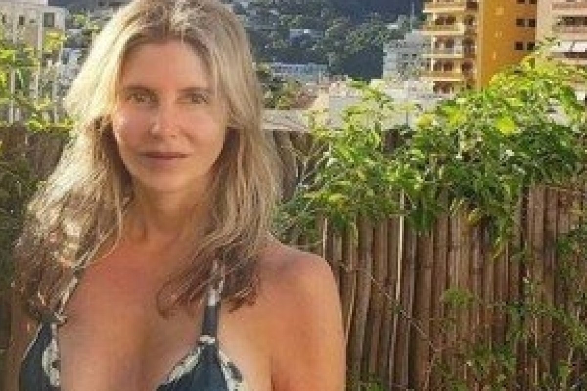 Prestes a completar 60 anos, Maria Padilha surge poderosa de biquíni