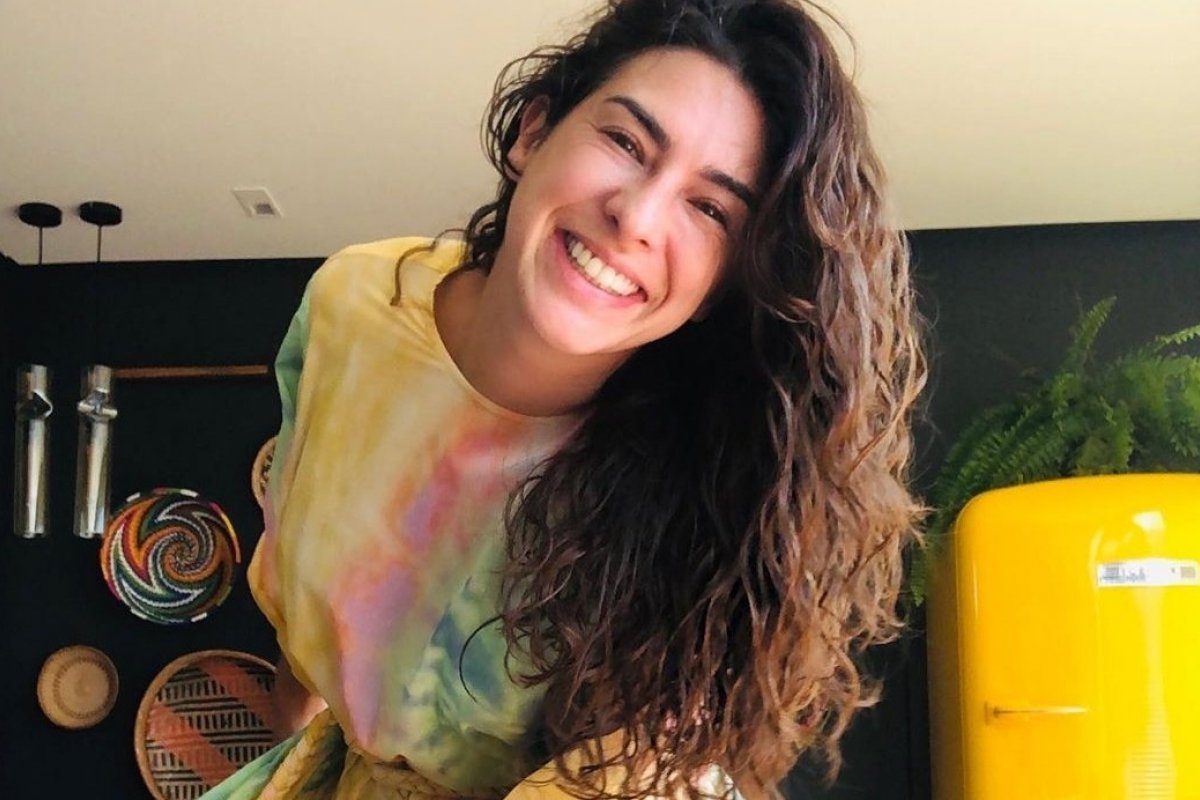 Fernanda Paes Leme usa vestido colorido para celebrar a alta médica após ter contraído o Covid-19