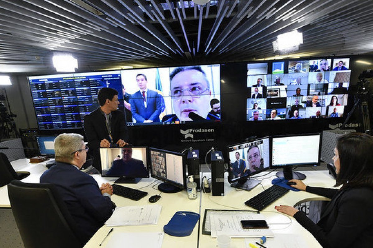 Auxílio para informais poderá ser votado nesta segunda (30) pelo Senado