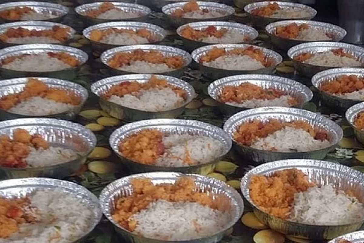 Distribuição de quentinhas no Centro Histórico gera aglomeração de pessoas