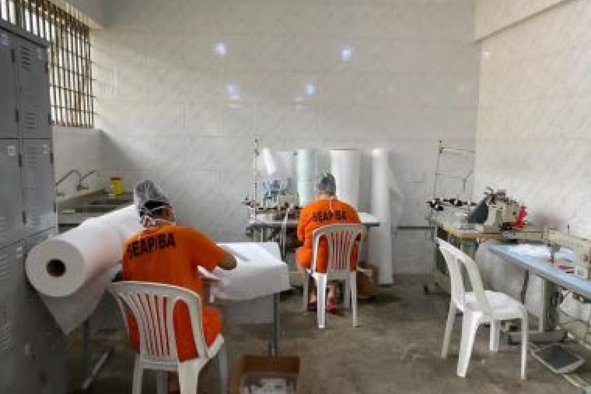 Detentos da Bahia já produziram mais de 8 mil máscaras para profissionais da saúde