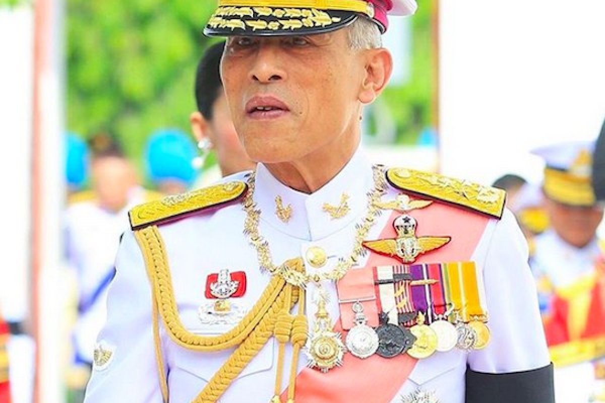 Rei da Tailândia está isolado em hotel na Alemanha com vinte mulheres, diz jornal