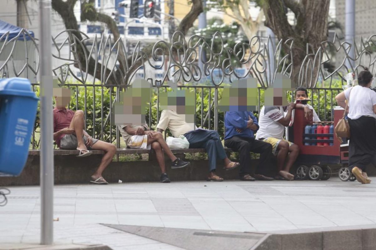 Idosos são vistos na Praça da Piedade, em Salvador, quebrando regra de isolamento