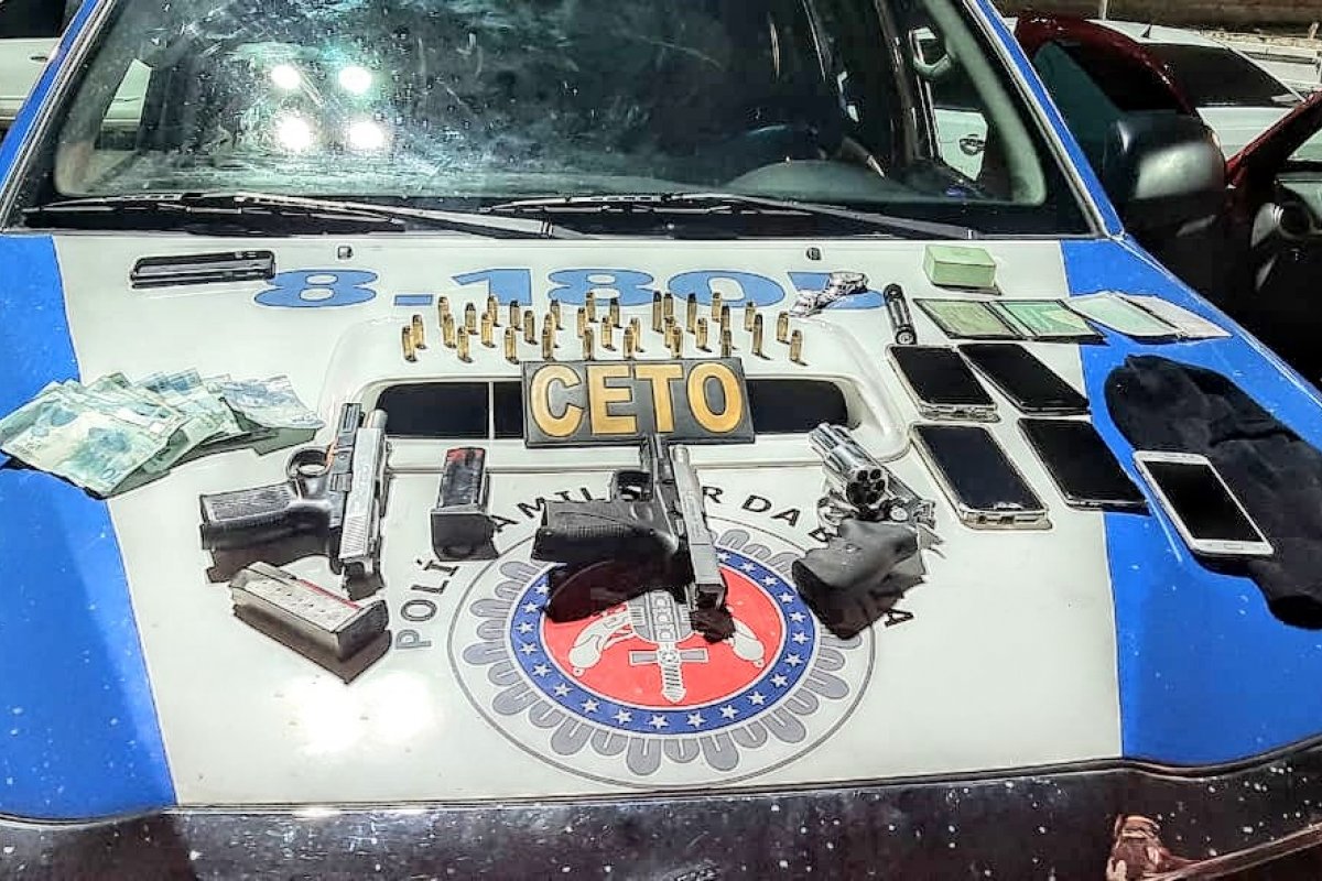 Sete pessoas são presas com armas e celulares 
