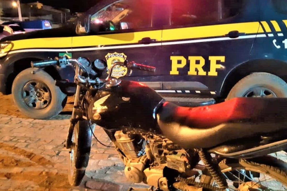 Homem é preso dirigindo moto irregular e sem habilitação