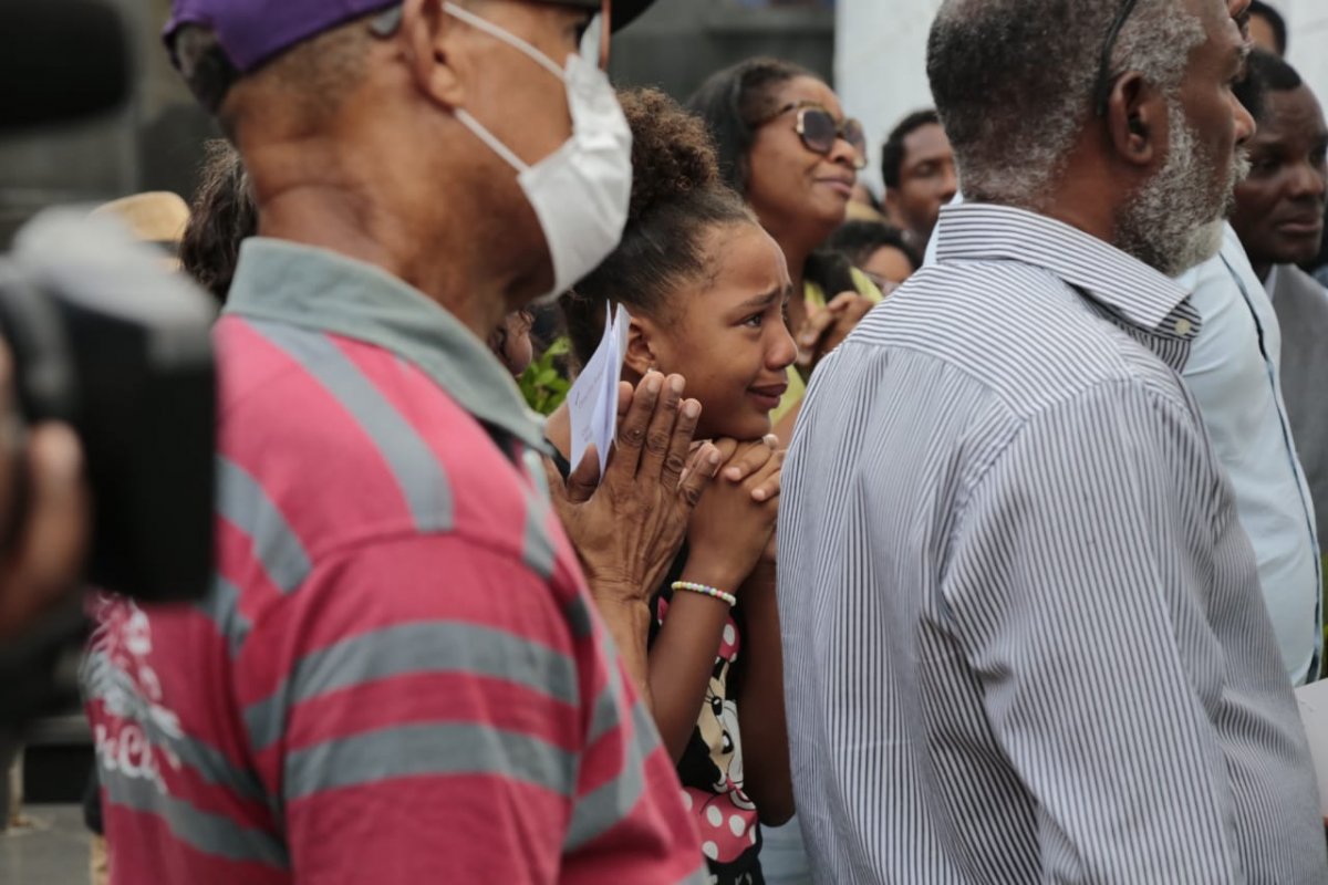 Enterro de sambista é marcado por muita emoção