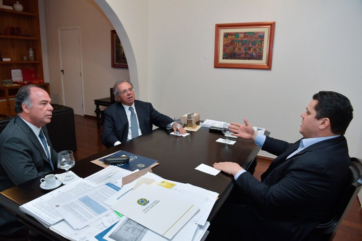 Descentralização dos recursos públicos é a prioridade de Guedes pós-previdência 