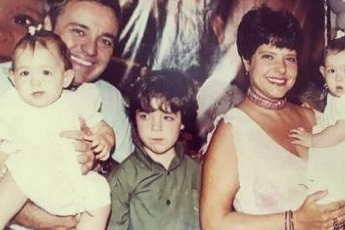 Rose Miriam posta foto antiga com Gugu e filhos