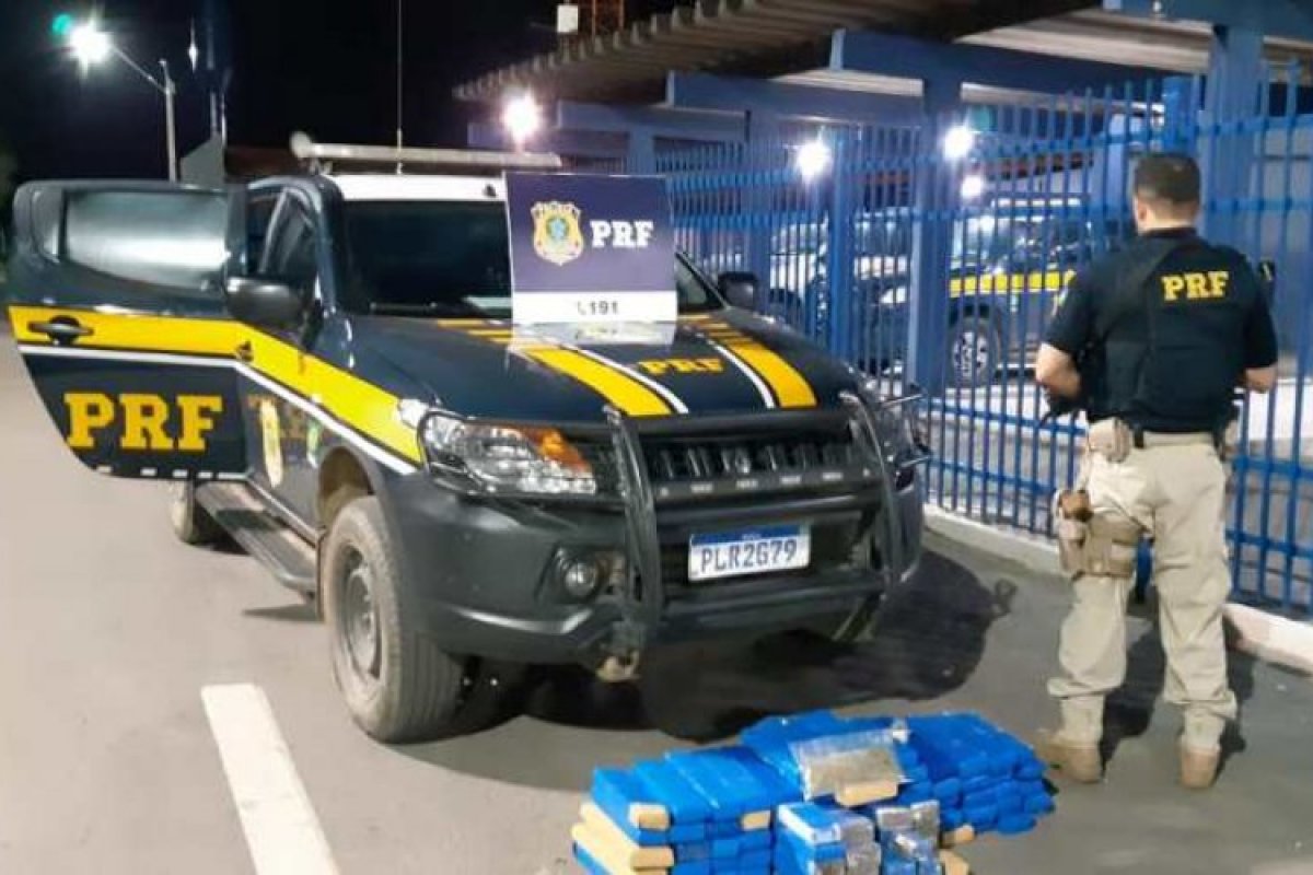 PRF encontra 100 Kg de maconha em um carro de passeio, no oeste da Bahia