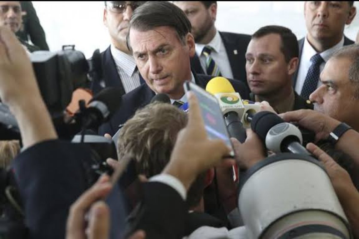 Bolsonaro deve sancionar auxílio emergencial de trabalhadores informais nesta terça