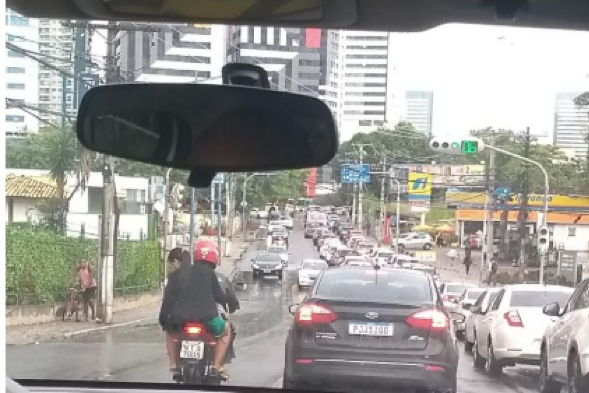 Carro colide em poste e transito é interditado na ACM