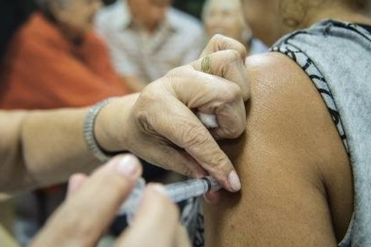 Familiares de idosos acamados podem agendar vacinação domiciliar em Salvador