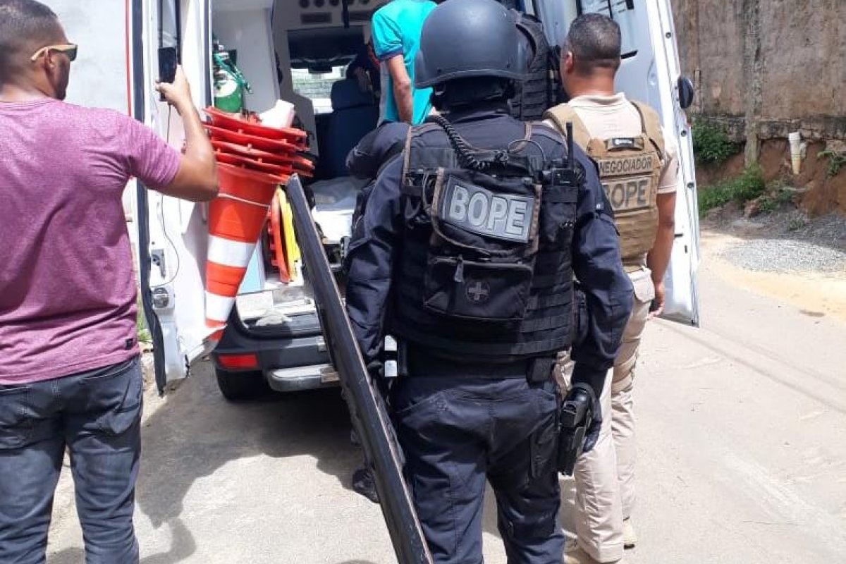 Homem ameaça agentes de saúde com uma faca após recusar internação