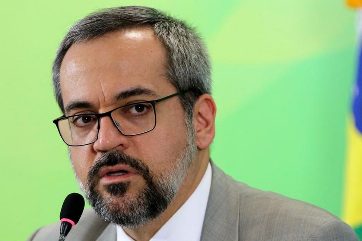 Ministro da Educação afirma que retorno das aulas no Brasil depende de prefeitos e governadores