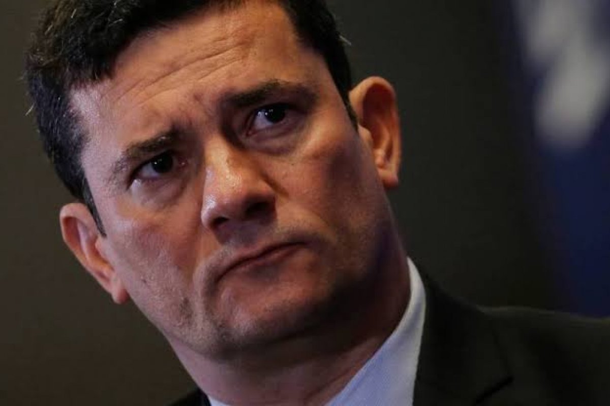 Moro crítica prisão domiciliar e usa informação falsa durante entrevista coletiva