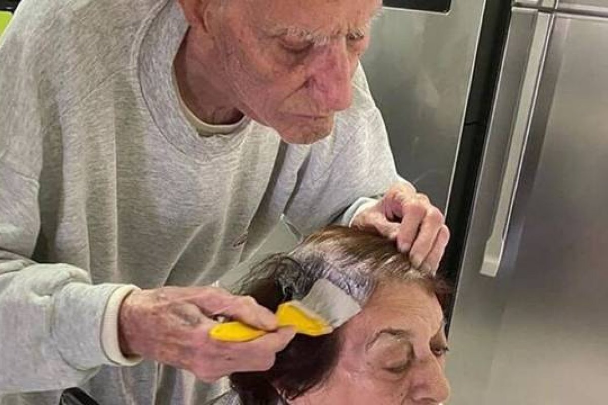 Idoso de 92 anos pinta o cabelo da esposa e viraliza