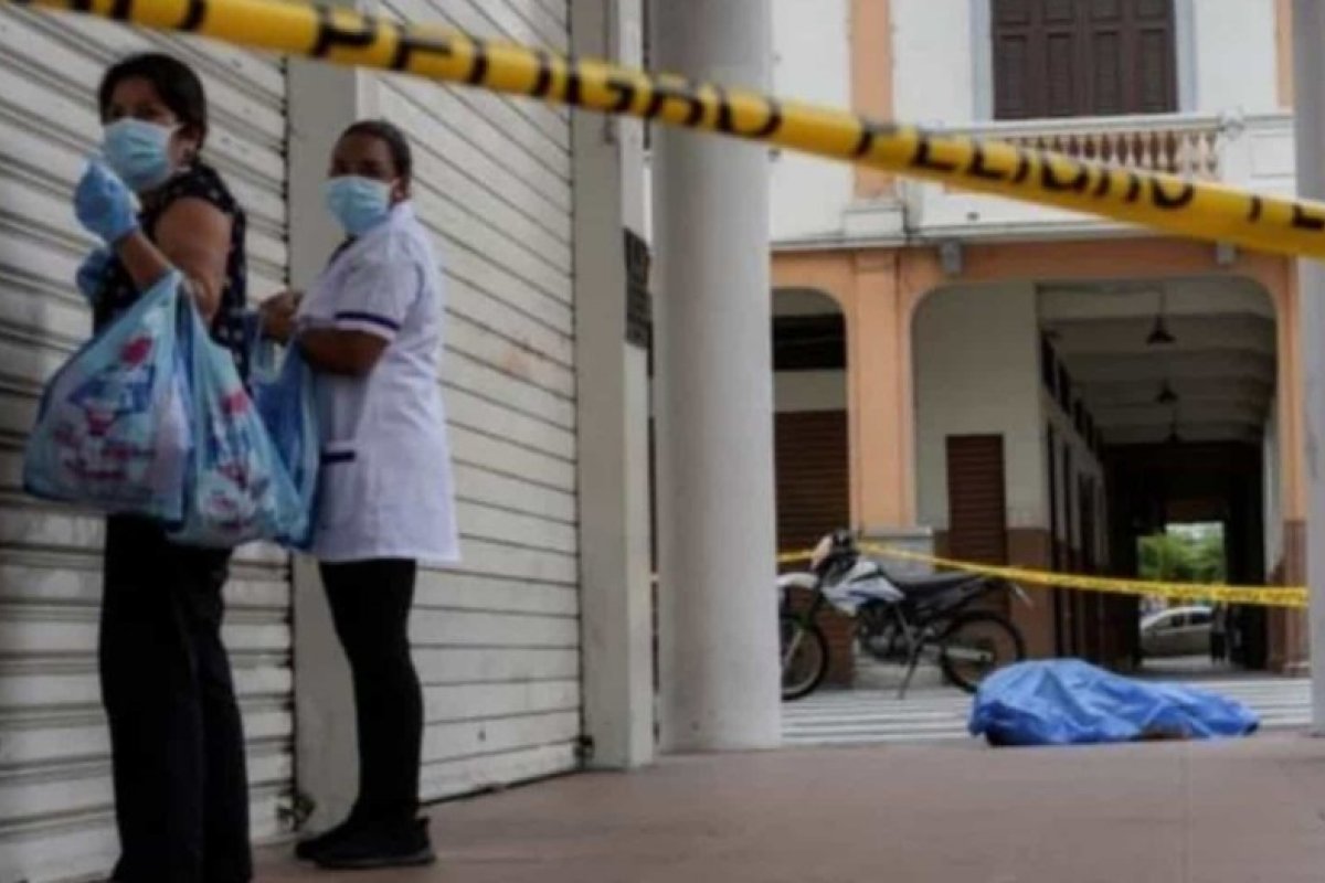 150 corpos são retirados de casas em Guayaquil, no Equador