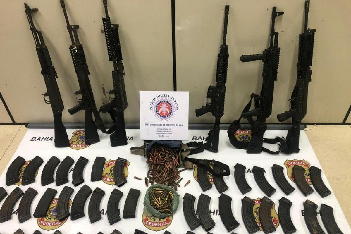Homem é preso após ser flagrado com seis fuzis em carro na Bahia
