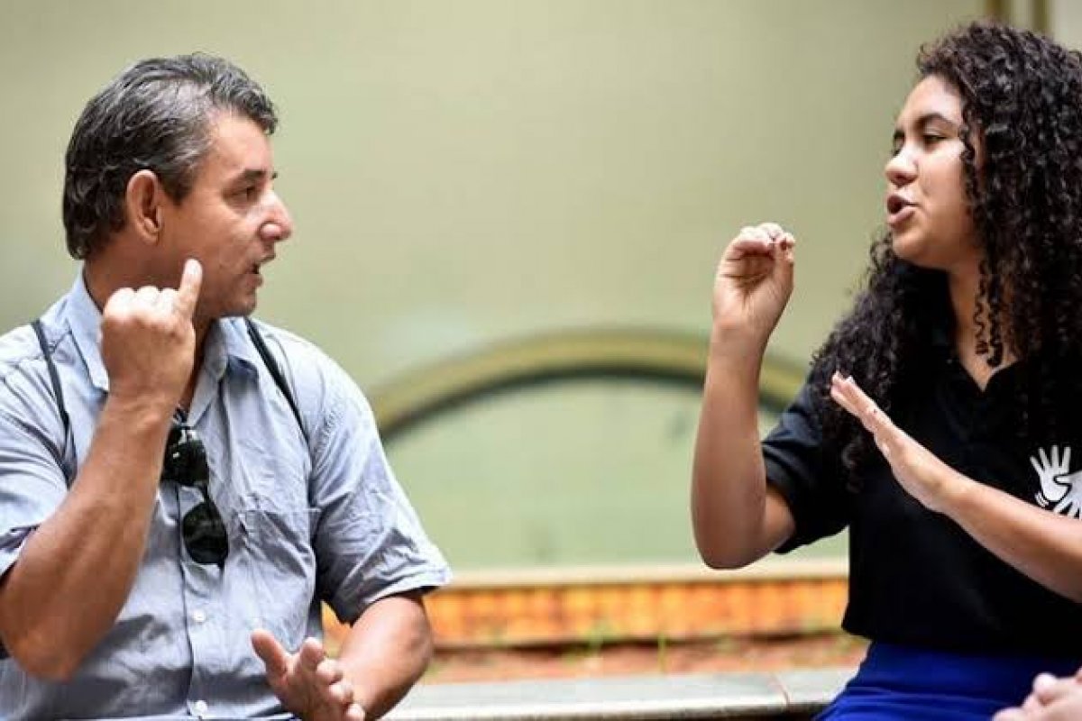 Informações essenciais sobre novo coronavírus não chegam aos surdos